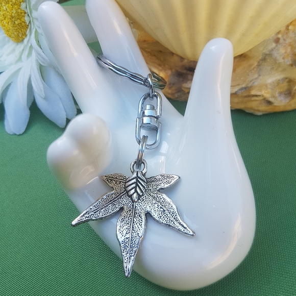 🍁 Nature Leaf Keychain - Picture 1 of 6